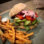 visburger met zoete aardappelfrites