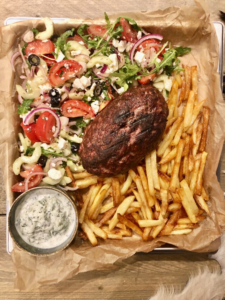 bifteki met friet en salade