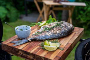 dorade in frisse kruidenolie van de bbq